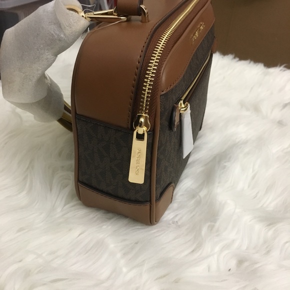 Michael Kors Crossbody Bag & passport case/wallet - Picture 8 of 8